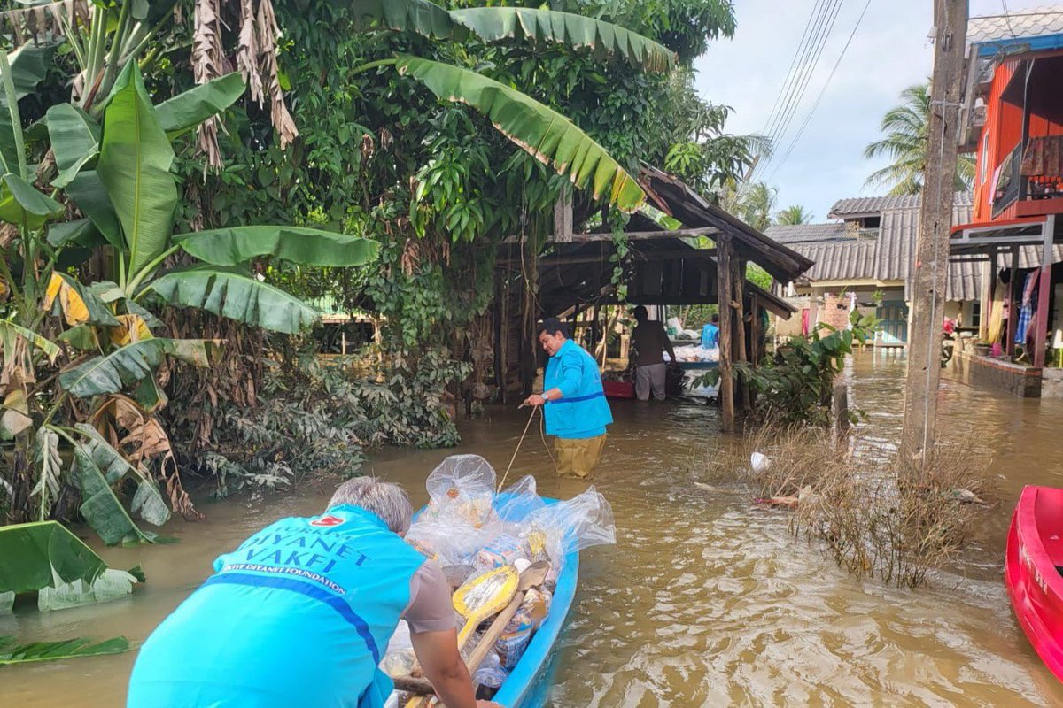Tayland Haber (@sinizer) on Twitter photo Tayland’ın güneyinde bulunan Yala, Pattani, Narathiwat ve Songkla bölgelerinde meydana gelen sel felaketi, binlerce ailenin hayatını olumsuz etkiledi. Sel suları nedeniyle ulaşımın zorlaştığı bölgelere Türkiye Diyanet Vakfı, yardım ulaştırmak için harekete geçti.
<a href="/DiyanetVakfi/">Türkiye Diyanet Vakfı</a> Tayland’ın güneyinde bulunan Yala, Pattani, Narathiwat ve Songkla bölgelerinde meydana gelen sel felaketi, binlerce ailenin hayatını olumsuz etkiledi. Sel suları nedeniyle ulaşımın zorlaştığı bölgelere Türkiye Diyanet Vakfı, yardım ulaştırmak için harekete geçti.
<a href="/DiyanetVakfi/">Türkiye Diyanet Vakfı</a>