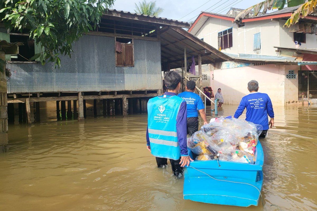 SiniZeR's tweet photo. Tayland’ın güneyinde bulunan Yala, Pattani, Narathiwat ve Songkla bölgelerinde meydana gelen sel felaketi, binlerce ailenin hayatını olumsuz etkiledi. Sel suları nedeniyle ulaşımın zorlaştığı bölgelere Türkiye Diyanet Vakfı, yardım ulaştırmak için harekete geçti.

@DiyanetVakfi https://t.co/GVOjCNezOS