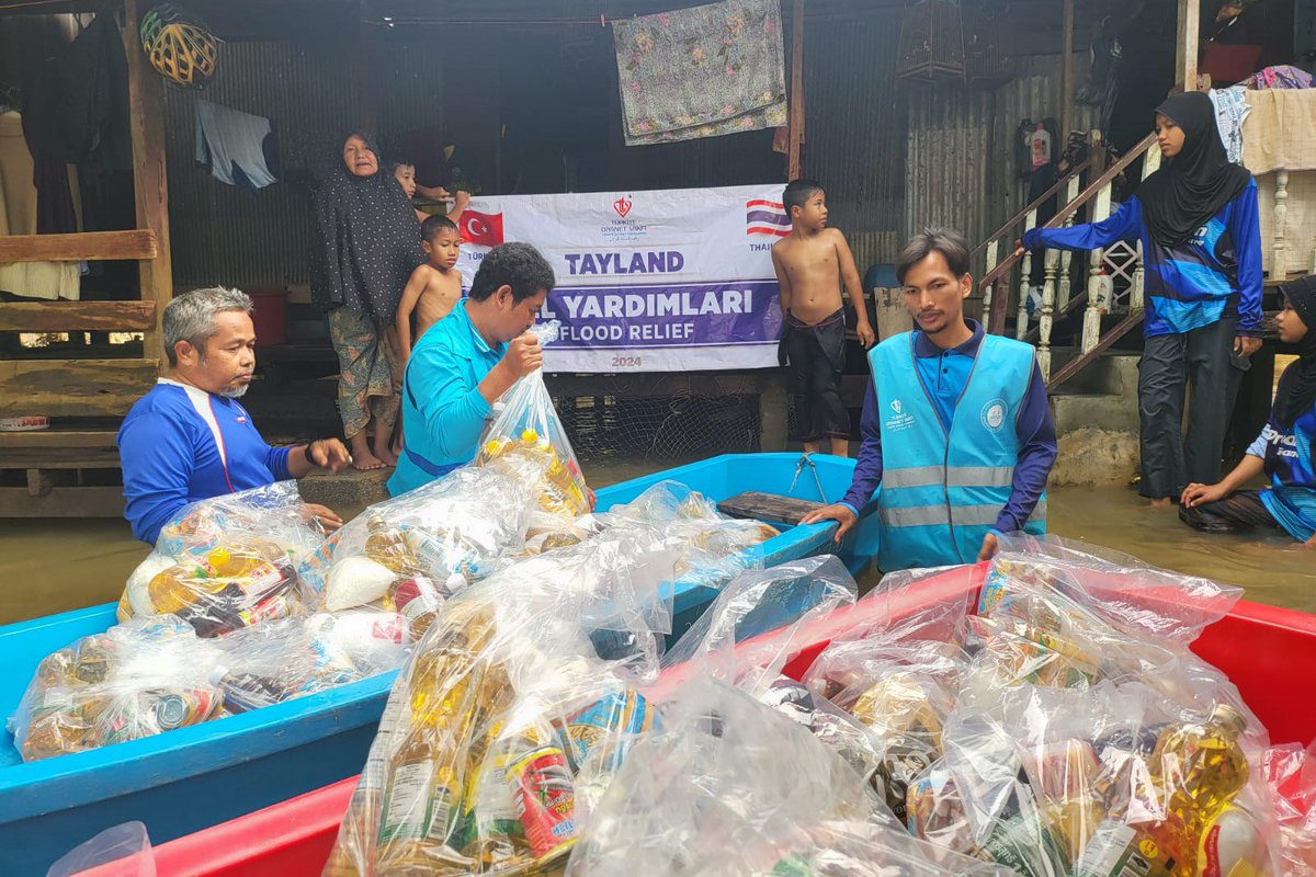 SiniZeR's tweet photo. Tayland’ın güneyinde bulunan Yala, Pattani, Narathiwat ve Songkla bölgelerinde meydana gelen sel felaketi, binlerce ailenin hayatını olumsuz etkiledi. Sel suları nedeniyle ulaşımın zorlaştığı bölgelere Türkiye Diyanet Vakfı, yardım ulaştırmak için harekete geçti.

@DiyanetVakfi https://t.co/GVOjCNezOS