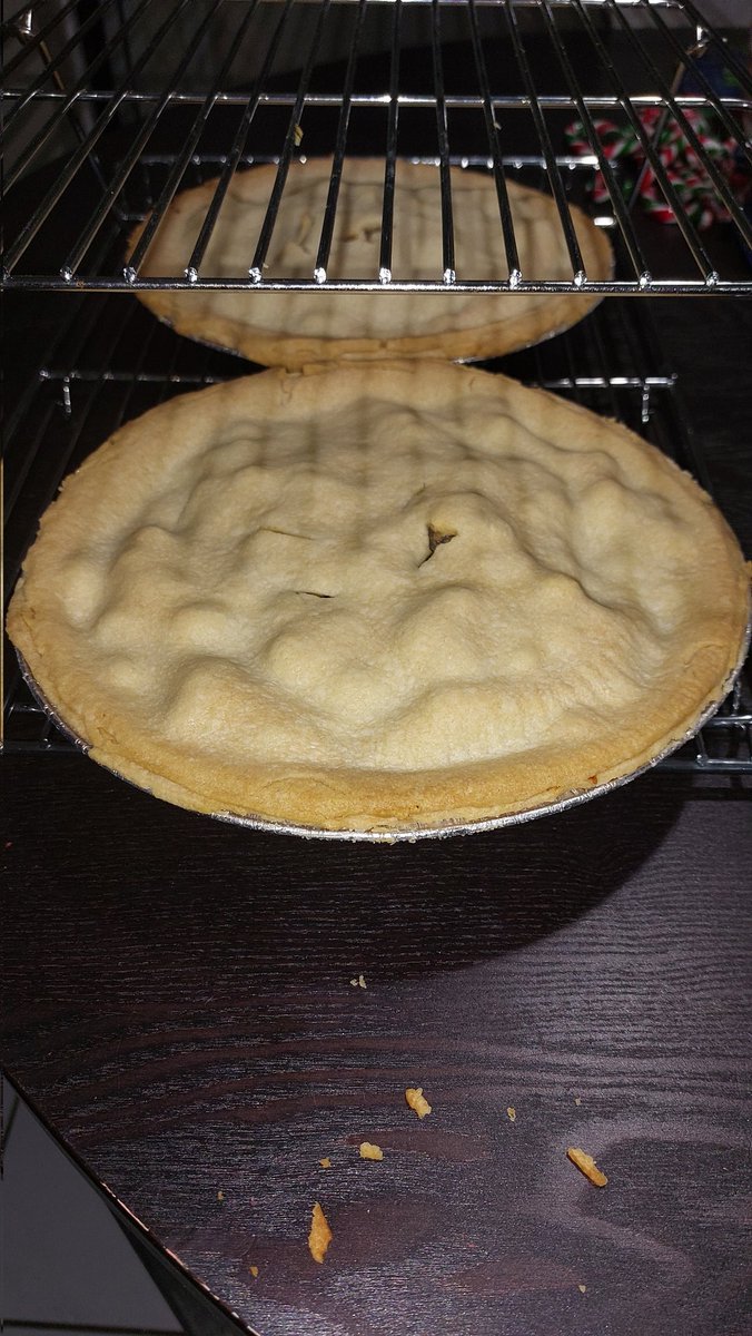 RossyOnTheMic's tweet image. It's tourtière night at Casa di Rossy.

Big and small, tourtières for all.

#ChristmasBaking