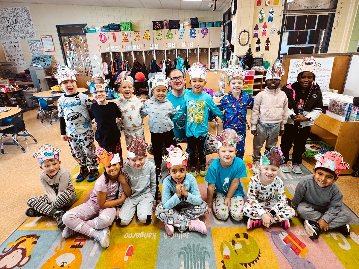 mrmcleod_d's tweet photo. GINGERBREAD DAY!!! 🤩 💚 ❤️ 

We had a great time reading different versions of the Gingerbread Man, disguising gingerbread men so they don’t get caught, making gingerbread man crowns, AND making gingerbread houses with special grown ups! What a fun day!! 

#GibbsRPS https://t.co/vWA8LlZRkJ