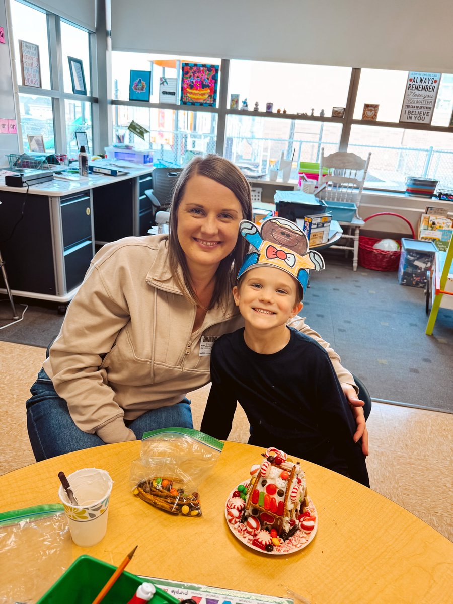 mrmcleod_d's tweet photo. GINGERBREAD DAY!!! 🤩 💚 ❤️ 

We had a great time reading different versions of the Gingerbread Man, disguising gingerbread men so they don’t get caught, making gingerbread man crowns, AND making gingerbread houses with special grown ups! What a fun day!! 

#GibbsRPS https://t.co/vWA8LlZRkJ