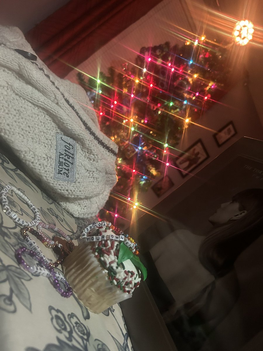 BabyJane_014's tweet photo. #HappyBirthdayTaylor Christmas movies and the anthology?! Perfect way to celebrate a legend’s big day, right? (With a side of friendship bracelets of course!) https://t.co/5RTeNsskxp