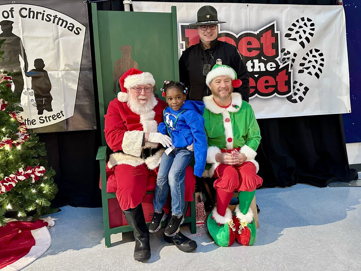 OSHP_NWOhio's tweet photo. Today, personnel from the Findlay and Bucyrus districts joined area law enforcement officers in Toledo for the Feet on the Street’s 17th annual “12 Kids of Christmas.” Everyone had a great with the kids at @ISTscience and shopping with them at @meijer!
🚔🎁🎄🎅 https://t.co/dIbDwh88vI