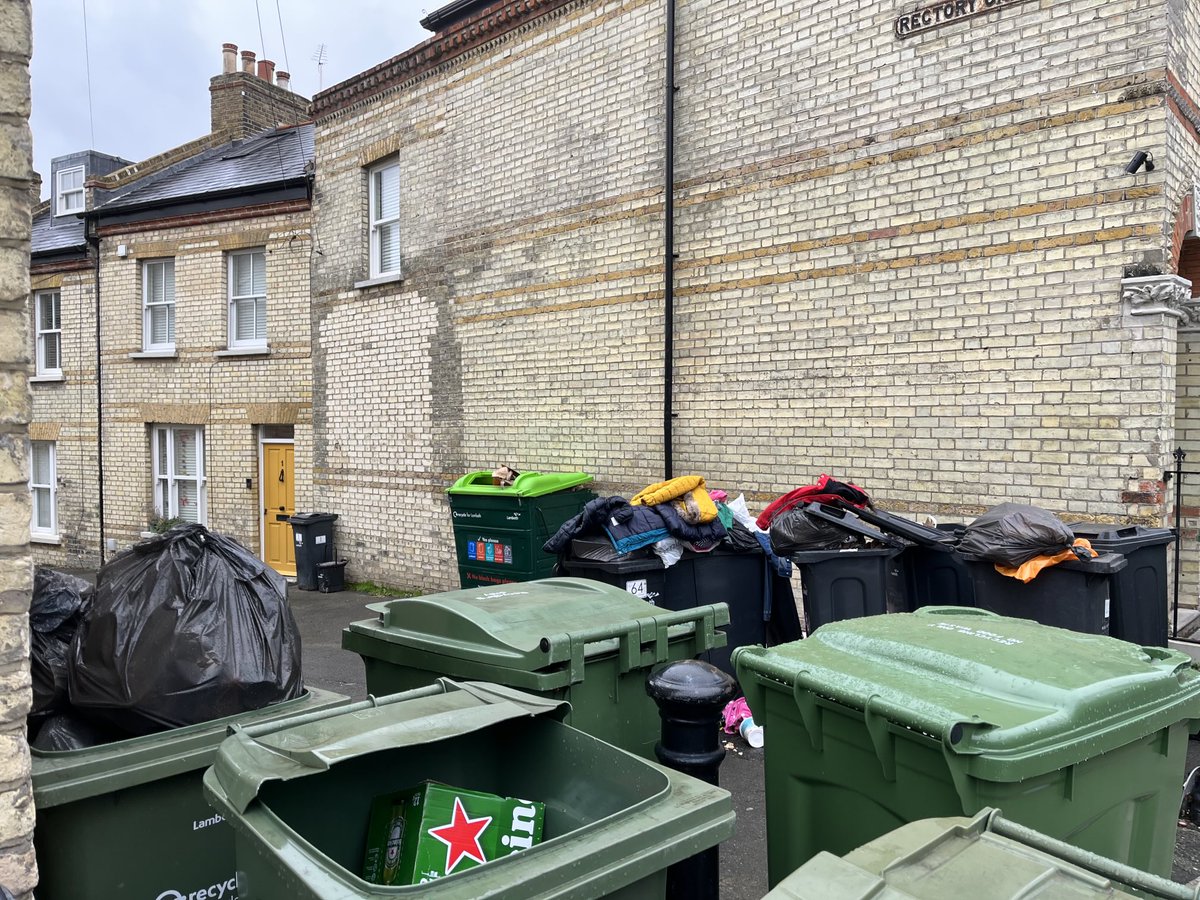 VvheyeVan's tweet photo. ⁦@LexadonProperty⁩ ⁦@lambeth_council⁩ Once more the bins at the junction of Rectory Gardens and Rectory Grove are a disgusting mess - this was taken on Friday 13 December https://t.co/KZcj7ZPF2A