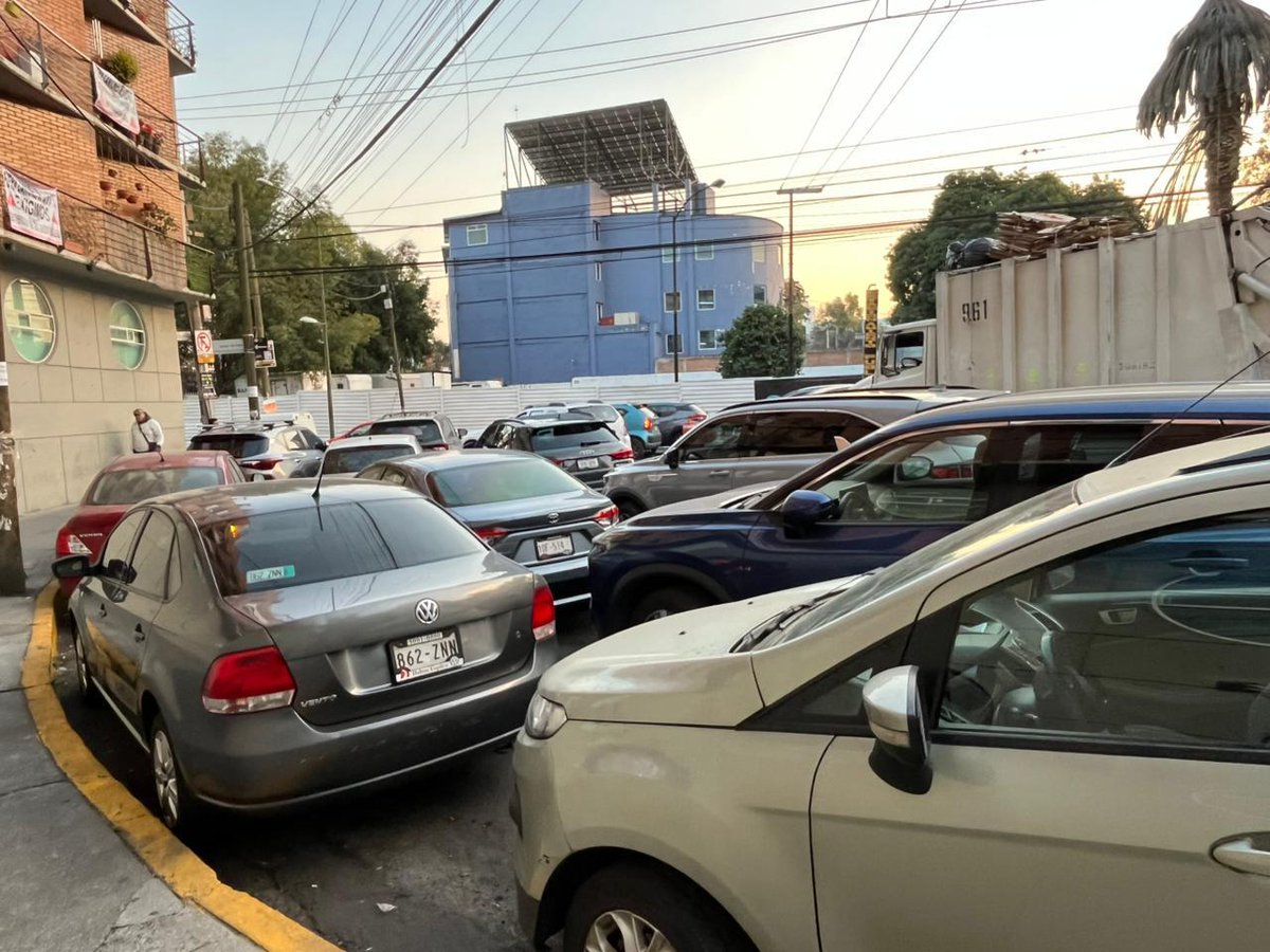MejorBj's tweet photo. Cuando no son taxis son micros y ahora automóviles @OVIALCDMX @SSC_CDMX @PabloVazC @ClaraBrugadaM en Andrea del Sarto y Miguel Ángel col Nonoalco @C5_CDMX 🆘🆘🆘 https://t.co/DidLHZbNij