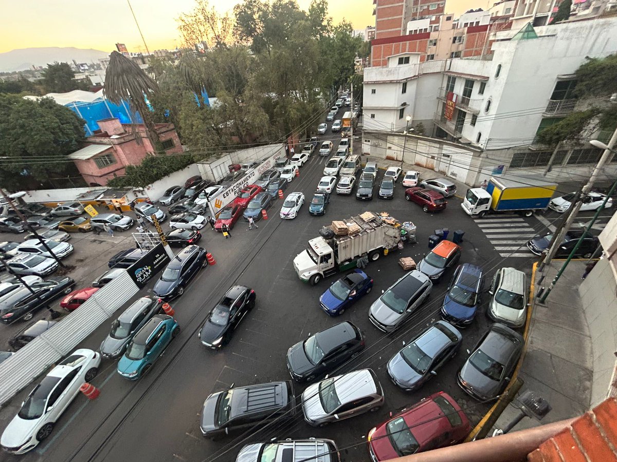 MejorBj's tweet photo. Cuando no son taxis son micros y ahora automóviles @OVIALCDMX @SSC_CDMX @PabloVazC @ClaraBrugadaM en Andrea del Sarto y Miguel Ángel col Nonoalco @C5_CDMX 🆘🆘🆘 https://t.co/DidLHZbNij