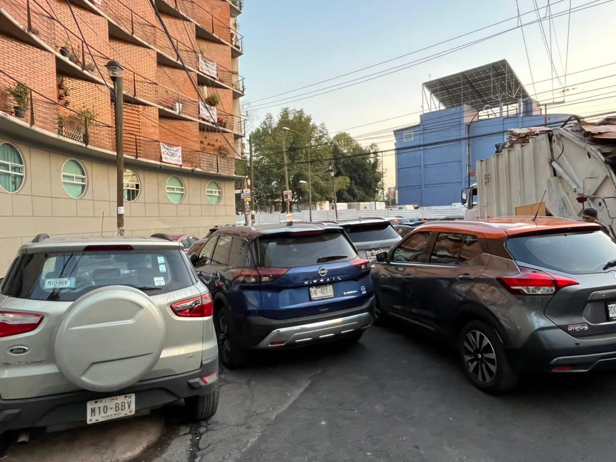 MejorBj's tweet photo. Cuando no son taxis son micros y ahora automóviles @OVIALCDMX @SSC_CDMX @PabloVazC @ClaraBrugadaM en Andrea del Sarto y Miguel Ángel col Nonoalco @C5_CDMX 🆘🆘🆘 https://t.co/DidLHZbNij