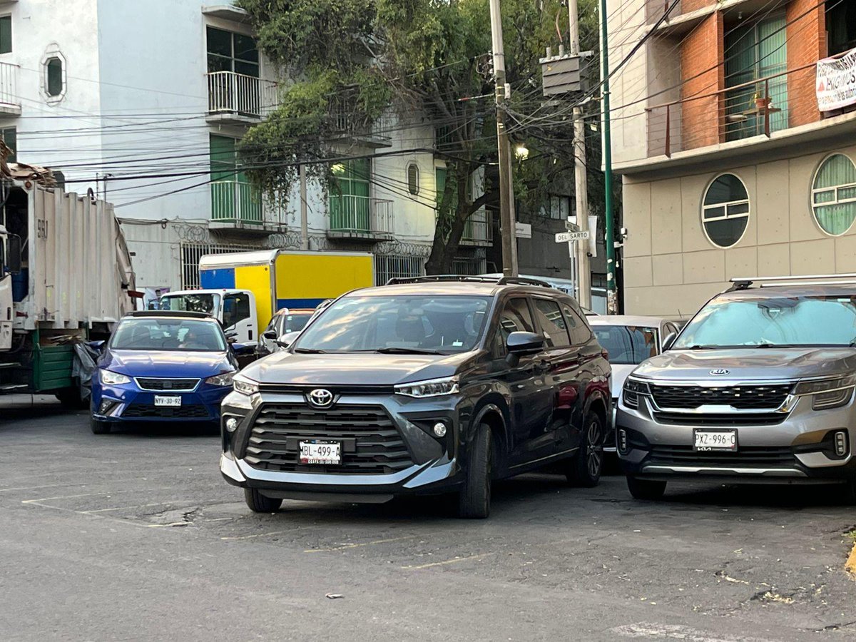 MejorBj's tweet photo. Cuando no son taxis son micros y ahora automóviles @OVIALCDMX @SSC_CDMX @PabloVazC @ClaraBrugadaM en Andrea del Sarto y Miguel Ángel col Nonoalco @C5_CDMX 🆘🆘🆘 https://t.co/DidLHZbNij
