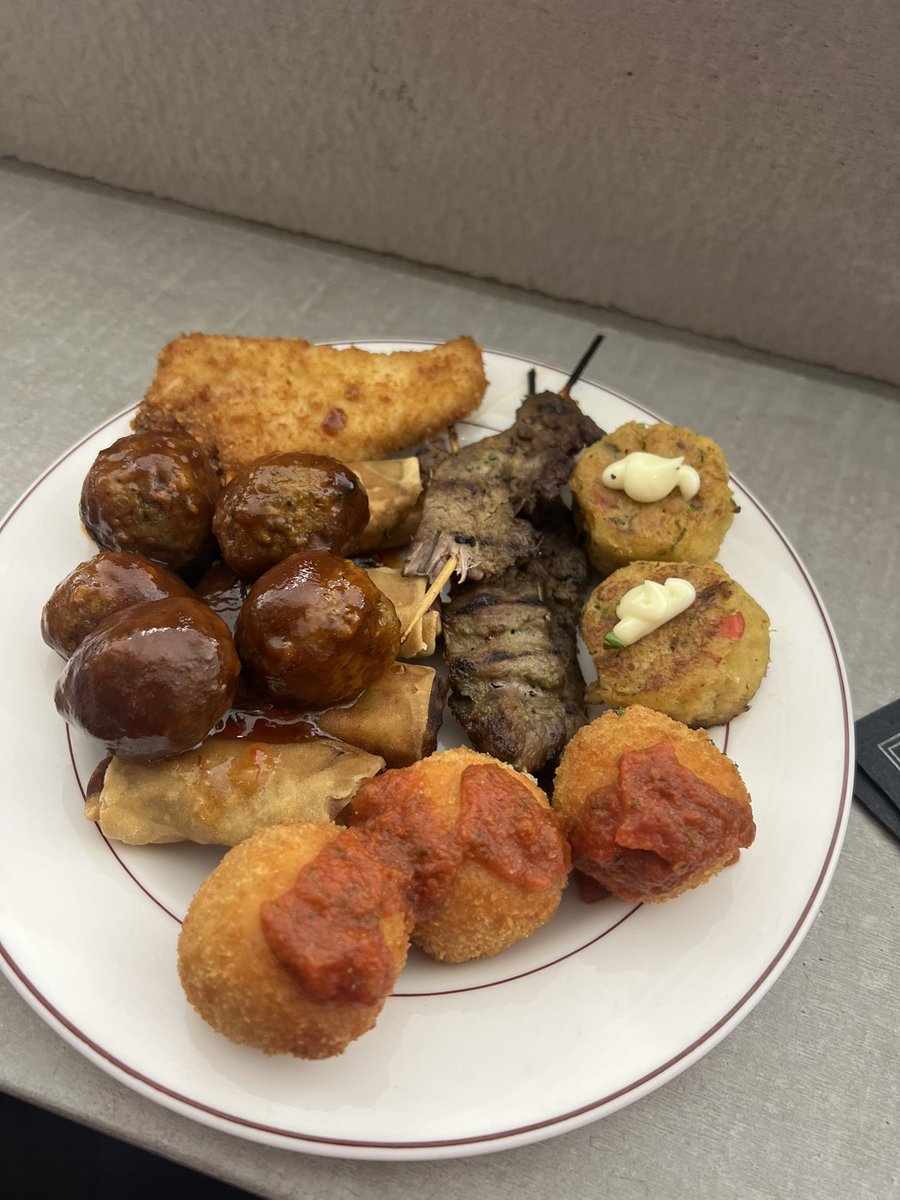 Big_Yeti_42069's tweet photo. Met holiday party food going brazy #crabcakes #domp https://t.co/1wNI7XXGj6