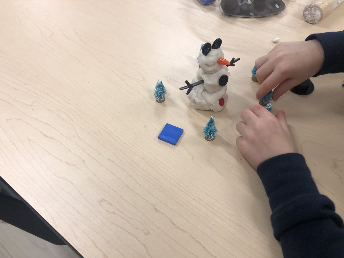 Today I got to spend some extra time with our Kindergarten friends and enjoy some festive activities. Sticker art/writing prompt, creating angels with pattern blocks and nativity scene roll and build. And they showed me their sparkly play dough. Do you want to build a ⛄️? 🫶🎄✨