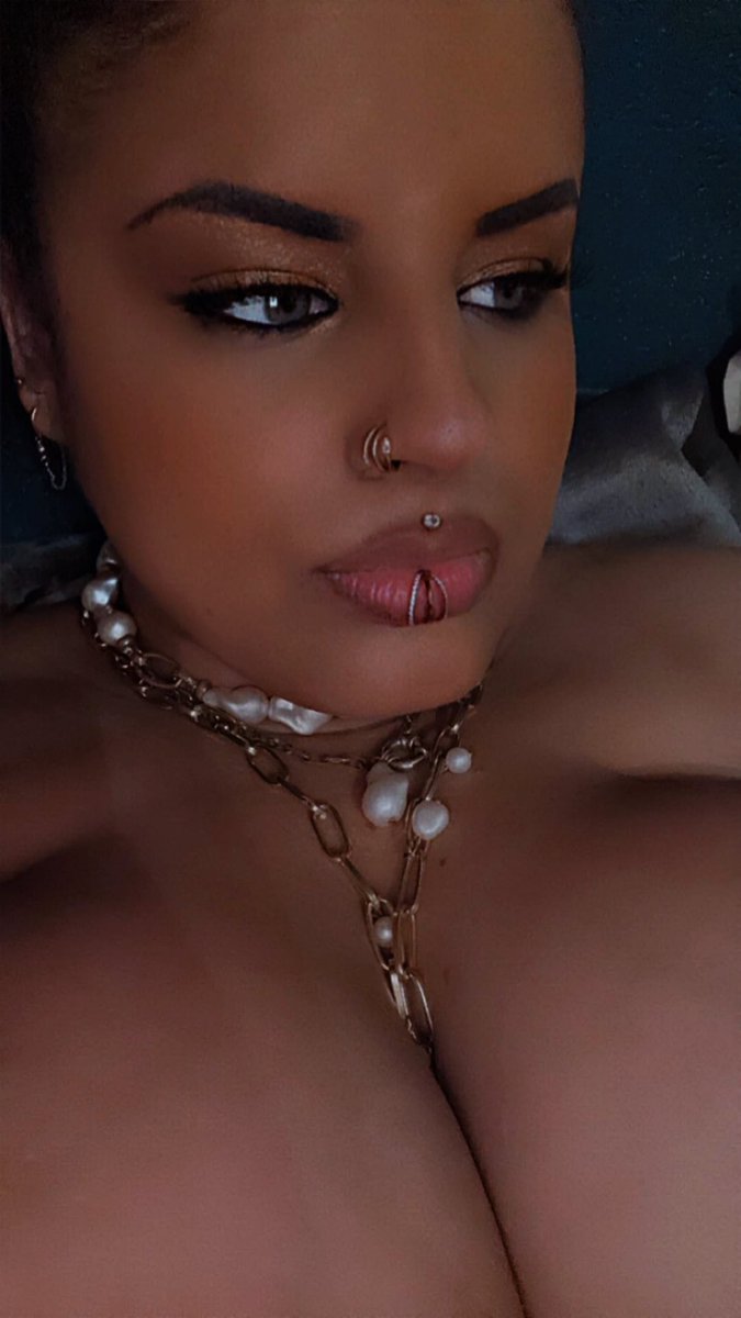 Louve76600's tweet photo. Nouvelle sur ce réseau qui, je l’espère, ne me bannira pas comme S**P, car je postais du contenu à mon sens engagé et non vulgaire ! Je suis mannequin lingerie, fière de ses formes et prône que le corps des femmes et beau ! Avec toutes ses imperfections et particularités ! 😊 https://t.co/SbY7NwPMWo