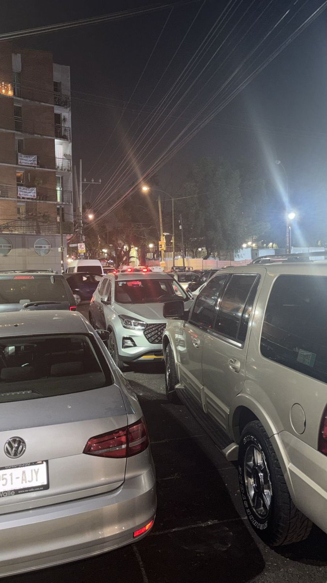 MixcoacUnidos's tweet photo. Caos vial nuevamente en las calles de Nonoalco, tomaron la calle de Andrea del Sarto en la Alcadia Benito Juárez  como estacionamiento @OVIALCDMX @SSC_CDMX @LaSEMOVI @inveacdmx https://t.co/KbBu3KaL89