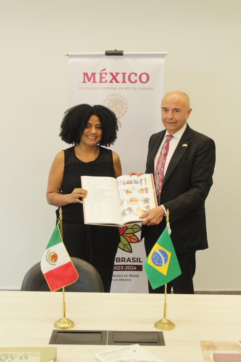 FCEMexico's tweet photo. Clausurando el Año Dual #MéxicoBrasil, el @ConsulMexRio realizó este día la entrega de una donación a la Biblioteca Francisca Keller del Programa de Posgraduación en Antropología Social del #MuseuNacional, dependiente de la #UniversidadFederaldeRíodeJaneiro, consistente en 15 cajas con libros que reúnen 300 títulos. Dicha donación se llevó a cabo a sugerencia de la antropóloga Iréri Ceja en el marco de una reunión con mujeres de la comunidad llevada a cabo como parte de las acciones de #PolíticaExteriorFeminista durante 2024. 
Los materiales donados se consiguieron en coordinación con el #FondoDeCulturaEconómica y nuestras subsidiarias @FCEArgentina @FCEColombia y @FCEChile. Además se agregaron donaciones de la Biblioteca Nacional del @INAHmx y la Escuela Nacional de Antropología e Historia así como del @ciesas.
El Cónsul General de México en Río de Janeiro, Héctor Valezzi, llevó a cabo la donación. #RepúblicaLectora