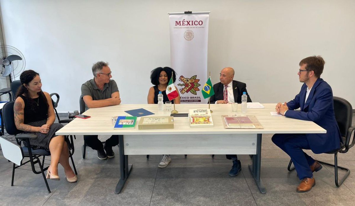 FCEMexico's tweet photo. Clausurando el Año Dual #MéxicoBrasil, el @ConsulMexRio realizó este día la entrega de una donación a la Biblioteca Francisca Keller del Programa de Posgraduación en Antropología Social del #MuseuNacional, dependiente de la #UniversidadFederaldeRíodeJaneiro, consistente en 15 cajas con libros que reúnen 300 títulos. Dicha donación se llevó a cabo a sugerencia de la antropóloga Iréri Ceja en el marco de una reunión con mujeres de la comunidad llevada a cabo como parte de las acciones de #PolíticaExteriorFeminista durante 2024. 
Los materiales donados se consiguieron en coordinación con el #FondoDeCulturaEconómica y nuestras subsidiarias @FCEArgentina @FCEColombia y @FCEChile. Además se agregaron donaciones de la Biblioteca Nacional del @INAHmx y la Escuela Nacional de Antropología e Historia así como del @ciesas.
El Cónsul General de México en Río de Janeiro, Héctor Valezzi, llevó a cabo la donación. #RepúblicaLectora