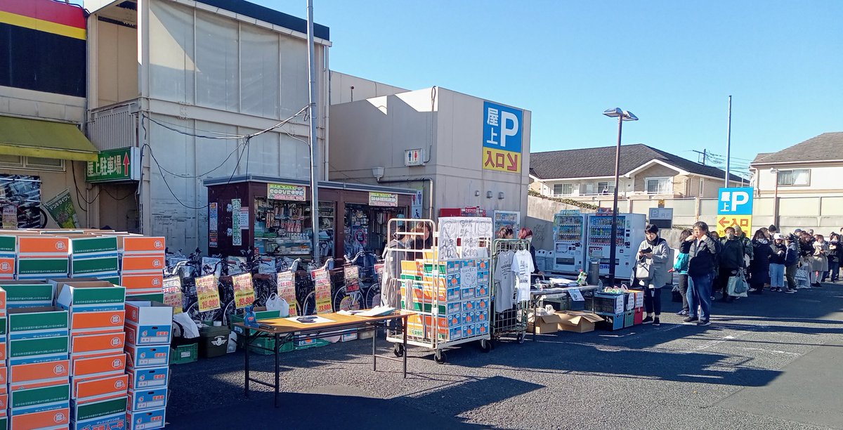 KDFINC's tweet photo. 【蛙のみかん＆グッズ】一平くんの人気もまだあるのか！？まさかの行列 in 小平！
#ippei69 #一平くん https://t.co/P2Tl8bQTvq