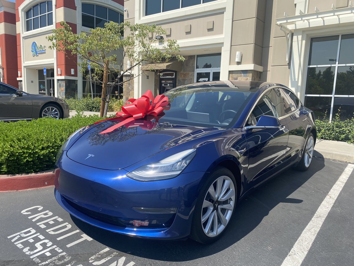 autoexpertsocal's tweet image. Terrell has worked hard to get his dream car! He is pictured here with his VERY PROUD mother! Big congratulations to you! 🎊🎉🎊 
•
•
•
#autoexepertsocal #autoexpert #socal #tesla #itselectric #workhard #proud