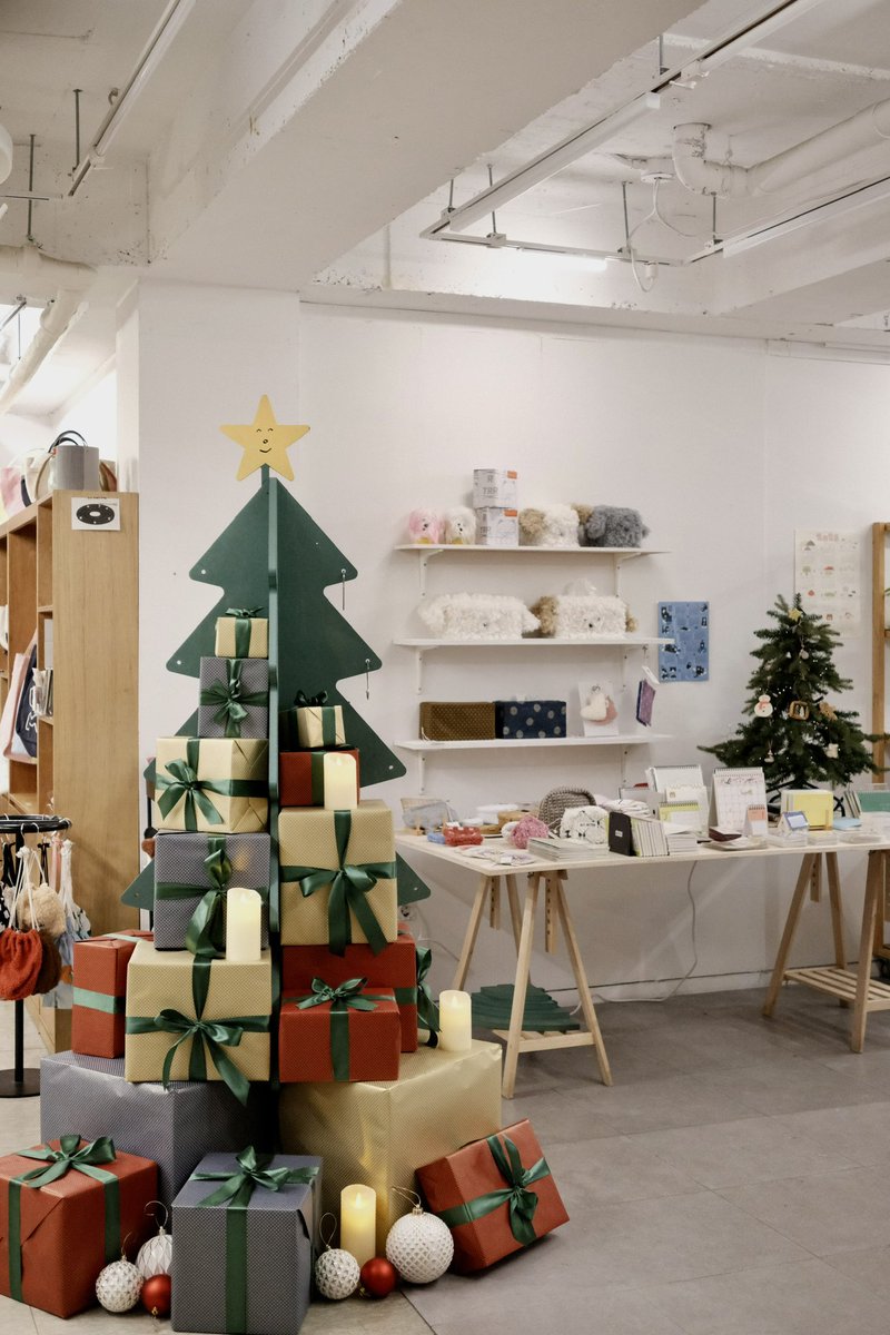 onemorebag's tweet photo. one more gift! 오늘부터 새해까지, 연말과 연초를 위한 선물기획전과 함께 주말 12-7시 열려 있습니다🎄🤶🎅🧑‍🎄 https://t.co/fYBa3UBc9G