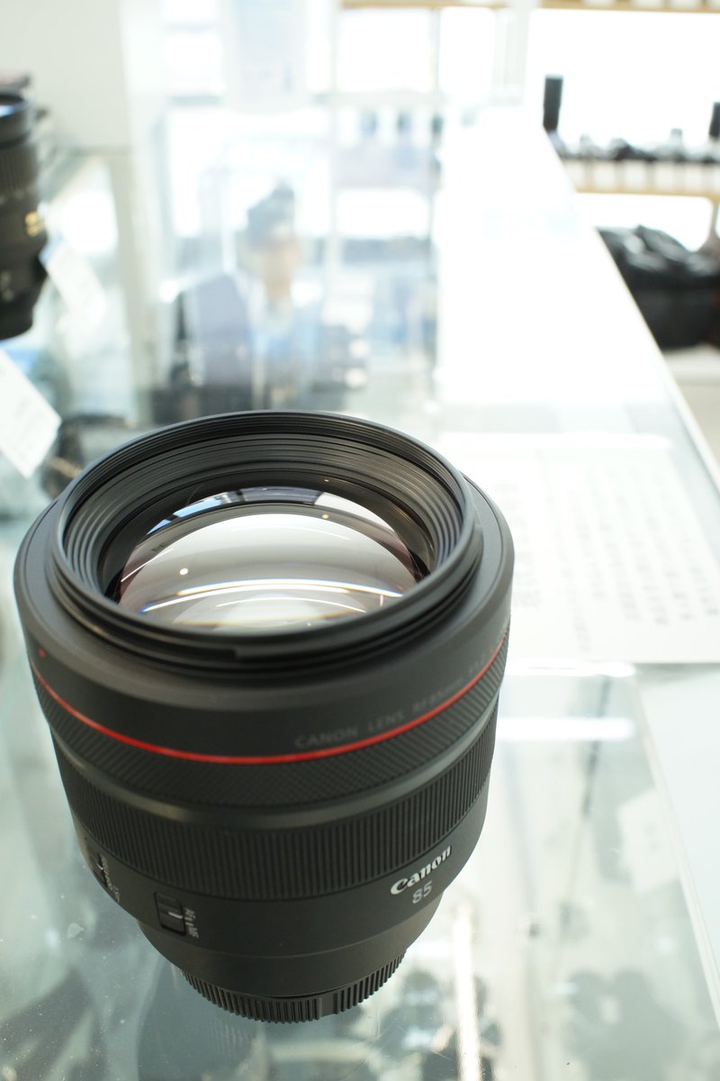 sanpoucamera's tweet image. おはようございます(*'▽')！
本日も寒いながらも良い天気(*´▽｀*)！
お近くにお越しの際は
是非三宝カメラにお立ち寄りくださいm(_ _"m)

さてRF85ｍｍ F1.2L USMの入荷です(*´▽｀*)！
EF85mmF1.2L USMの登場が1989年
30年続いたF1.2の85ｍｍ
こちらも宜しくお願い致しますm(_ _"m)
＃85ｍｍ