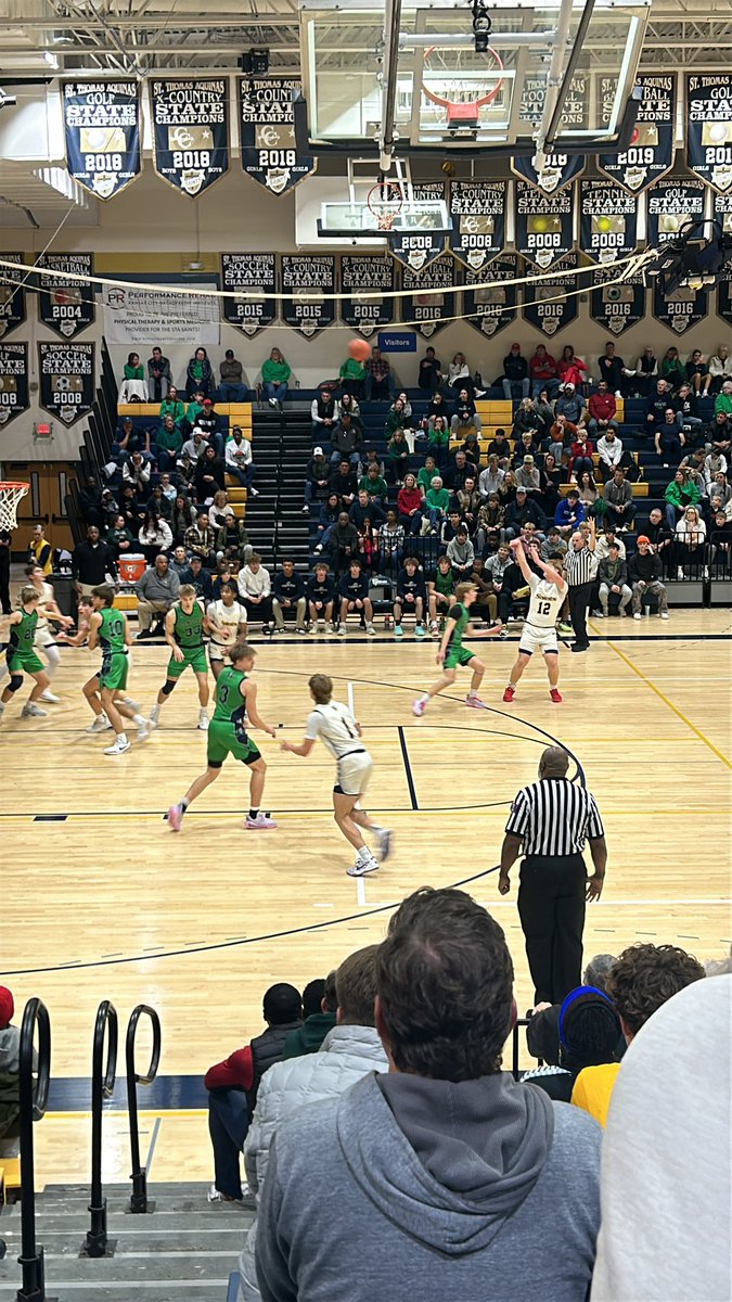 A terrific environment tonight for our Live Coverage of a state line battle between <a href="/SMABoysHoops/">SMA Boys Basketball</a> and <a href="/stasaints_BBB/">Aquinas Boys Basketball</a> 

A tough and 1 finish on a back door cut by <a href="/mikey_bernart/">Michael Bernart</a> and a put back from <a href="/Collin_Smith23/">Collin Smith</a> help get STA an early 10-4 lead

<a href="/RL_Hoops/">RecruitLook Hoops</a>