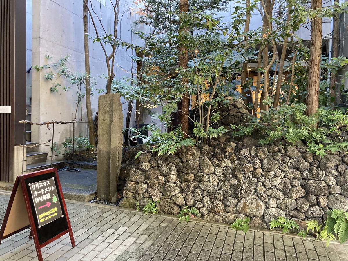 LLC_Kofu's tweet photo. 今日、銀座通りでオーナメントワークショップやりまーす💡会場の #galleryC さん、めちゃくちゃおしゃれ😆写真じゃわからないけど、イルミネーションの儚い光がいいなー✨✨
#甲府 #イベント #クリスマス #子ども https://t.co/DQqqX3fBlI