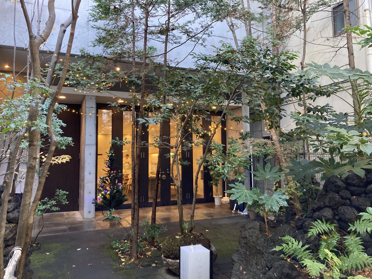LLC_Kofu's tweet photo. 今日、銀座通りでオーナメントワークショップやりまーす💡会場の #galleryC さん、めちゃくちゃおしゃれ😆写真じゃわからないけど、イルミネーションの儚い光がいいなー✨✨
#甲府 #イベント #クリスマス #子ども https://t.co/DQqqX3fBlI
