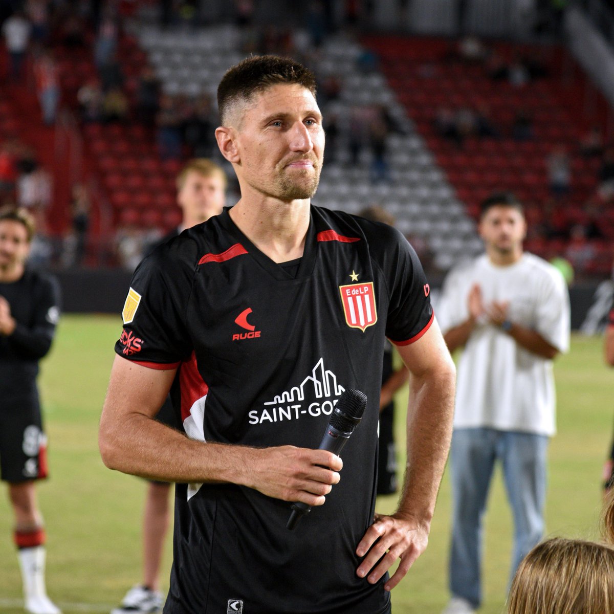 EdelpOficial's tweet photo. 💬 Federico Fernández:  "A mis compañeros, al cuerpo técnico, hicieron que fuera fácil el día a día. Mi familia fue la fuerza y el apoyo todos estos años, me voy feliz y pleno. Gracias a este club que nos da la posibilidad de volver, de luchar y de marcar el camino para los más jóvenes. No pasa en otro lugar"