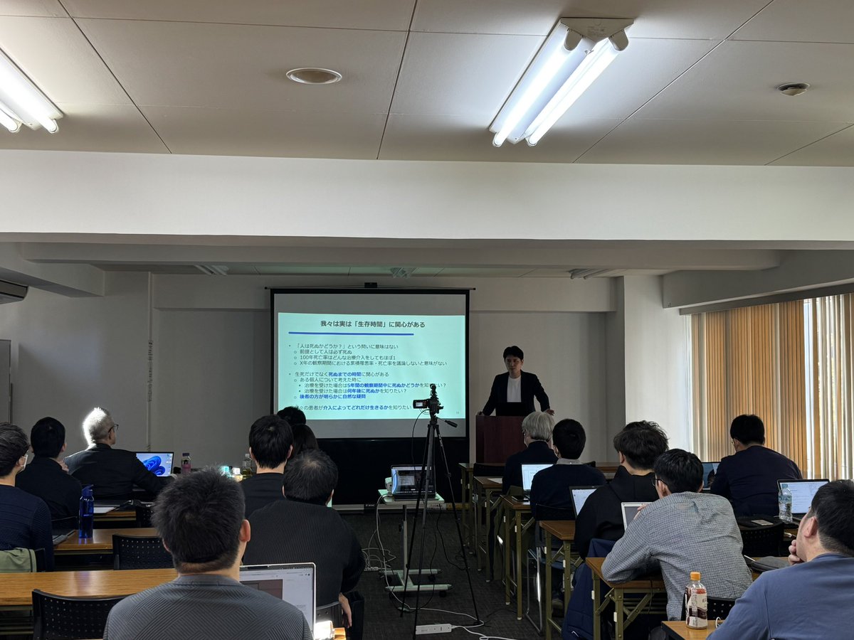 she_knows_a_key's tweet photo. エピタップcausal survival analysis始まりました。過去にない「正直に言います…結構難しいです」からスタートしましたが笑、2日間でかなり遠くまで目指します！

講義1では生存時間解析を因果推論とつなぐための基本。「ハザード」を手段としてみっちり学びますが、目的化してはいけないのです。 https://t.co/UDk8Gixd39