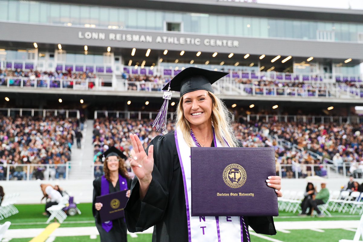 TarletonSB's tweet photo. From power swings to bigger things 💜🎓
#TarletonGrad https://t.co/DcLWk9FsDw