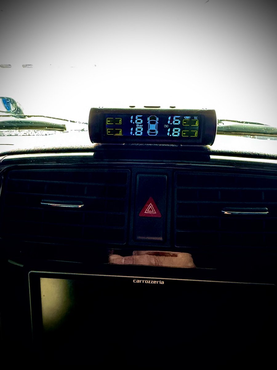 70twinturbo's tweet image. 高級車には最初から付いてるんでしょうが、庶民の車には後付けです🤗

 #TPMS
 #ジムニー