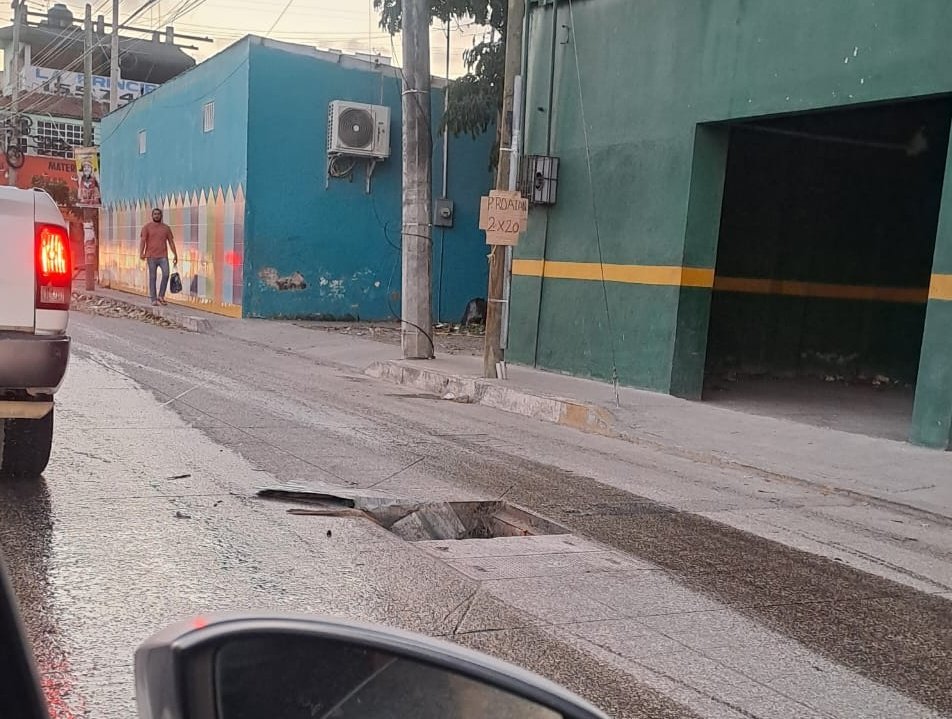 ChismitoJarocho's tweet photo. #ChismitoJarocho 📸 5:54 pm #ReporteVial Atentos sobre J. B. Lobos a la altura del #FirstCash está esta alcantarilla sin tapa. @AyuntamientoVer @patricialobeira #VeracruzCiudadYPuerto #PaTiPaTodos #VeracruzPuerto #Jarochos #Veracruz2024 @vialver https://t.co/O6soICwnFv