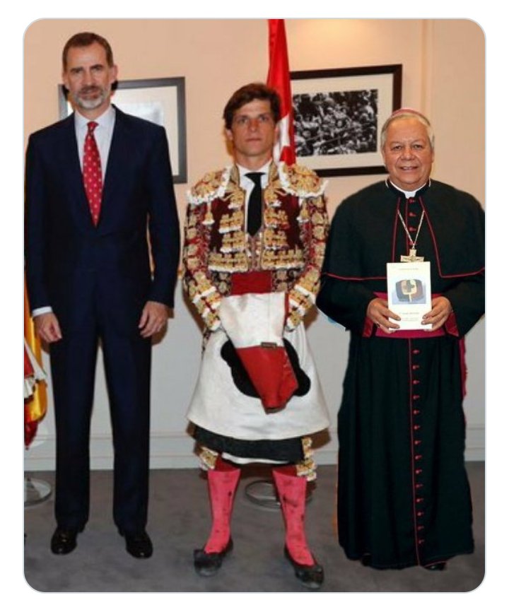 ElHespanolazo's tweet photo. Pues UNA sola imajen que refleja todo lo que sobra: monarqia, tauromaqia he iglesia. https://t.co/zA5r9Ztn7d