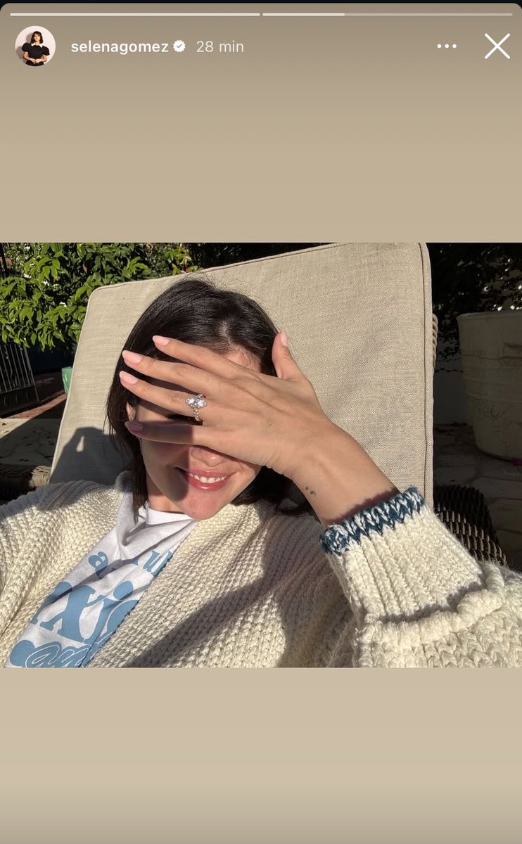 Sin juzgarla porque el día que a mi me pidan matrimonio, yo seré como Selena subiendo una foto con mi anillo cada 24 horas