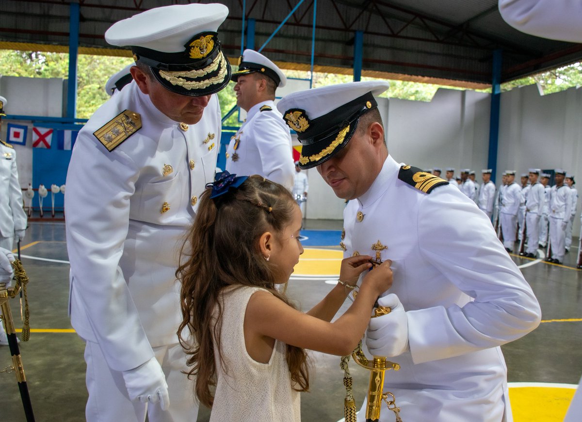 FNP_ArmadaCol's tweet photo. #Destacado 📸 || En las instalaciones de la Base Naval Logística ARC “Málaga”, se llevó a cabo una ceremonia militar de ascenso de 1️⃣2️⃣ Oficiales y la imposición de condecoraciones a un personal de Oficiales y Suboficiales de la @ArmadaColombia. https://t.co/ryGRIqY5QE