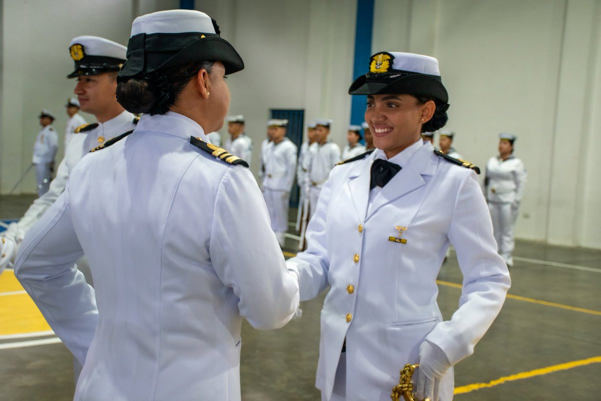 FNP_ArmadaCol's tweet photo. #Destacado 📸 || En las instalaciones de la Base Naval Logística ARC “Málaga”, se llevó a cabo una ceremonia militar de ascenso de 1️⃣2️⃣ Oficiales y la imposición de condecoraciones a un personal de Oficiales y Suboficiales de la @ArmadaColombia. https://t.co/ryGRIqY5QE