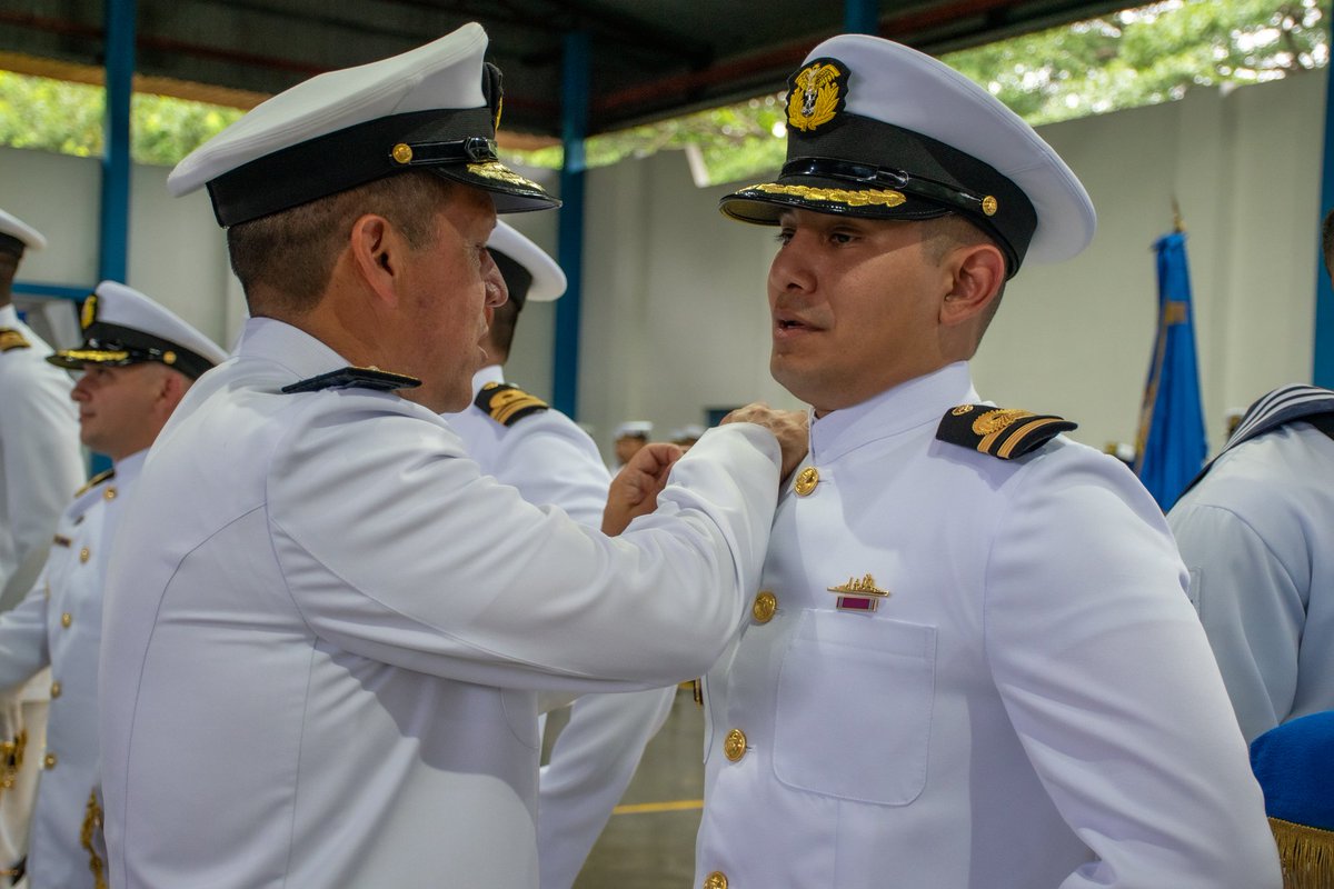 FNP_ArmadaCol's tweet photo. #Destacado 📸 || En las instalaciones de la Base Naval Logística ARC “Málaga”, se llevó a cabo una ceremonia militar de ascenso de 1️⃣2️⃣ Oficiales y la imposición de condecoraciones a un personal de Oficiales y Suboficiales de la @ArmadaColombia. https://t.co/ryGRIqY5QE