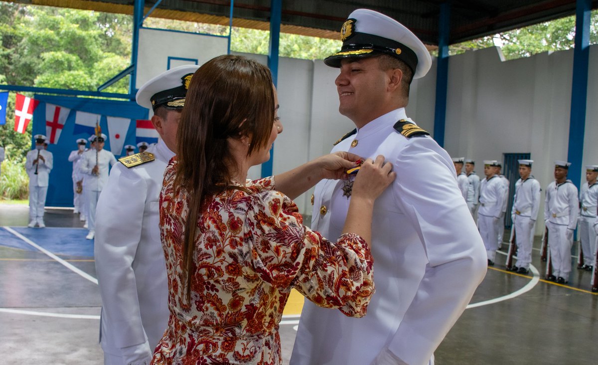 FNP_ArmadaCol's tweet photo. #Destacado 📸 || En las instalaciones de la Base Naval Logística ARC “Málaga”, se llevó a cabo una ceremonia militar de ascenso de 1️⃣2️⃣ Oficiales y la imposición de condecoraciones a un personal de Oficiales y Suboficiales de la @ArmadaColombia. https://t.co/ryGRIqY5QE