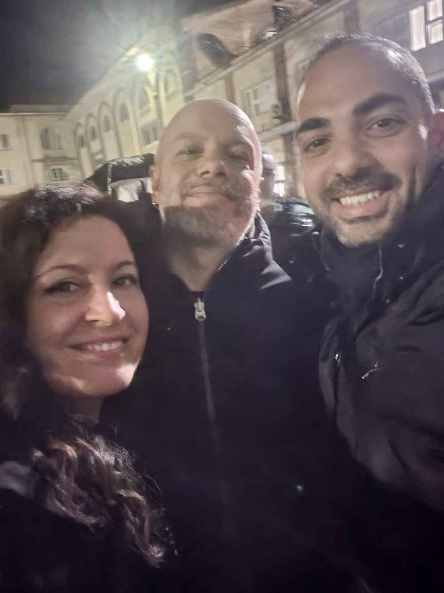 Spalogan1's tweet photo. Bellissima serata dal vivo con gli amici, per la serie "io vi voglio bene, anche se non sapete chi sono" @Negramaro @zdizoro @welikeduel https://t.co/ETmIAGTnsD