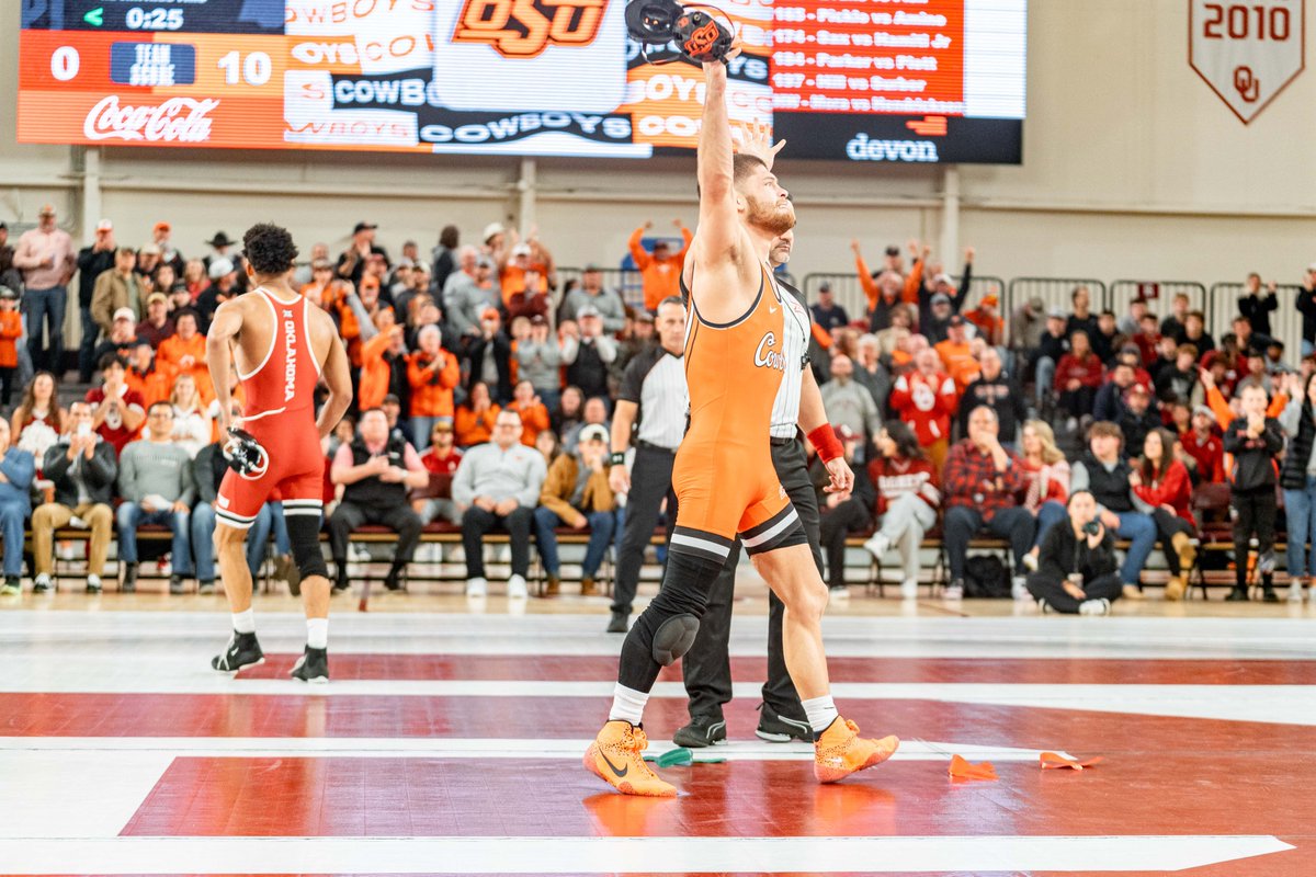 CowboyWrestling's tweet photo. One word: Bedlam.

#GoPokes https://t.co/CYyPmDlhGW