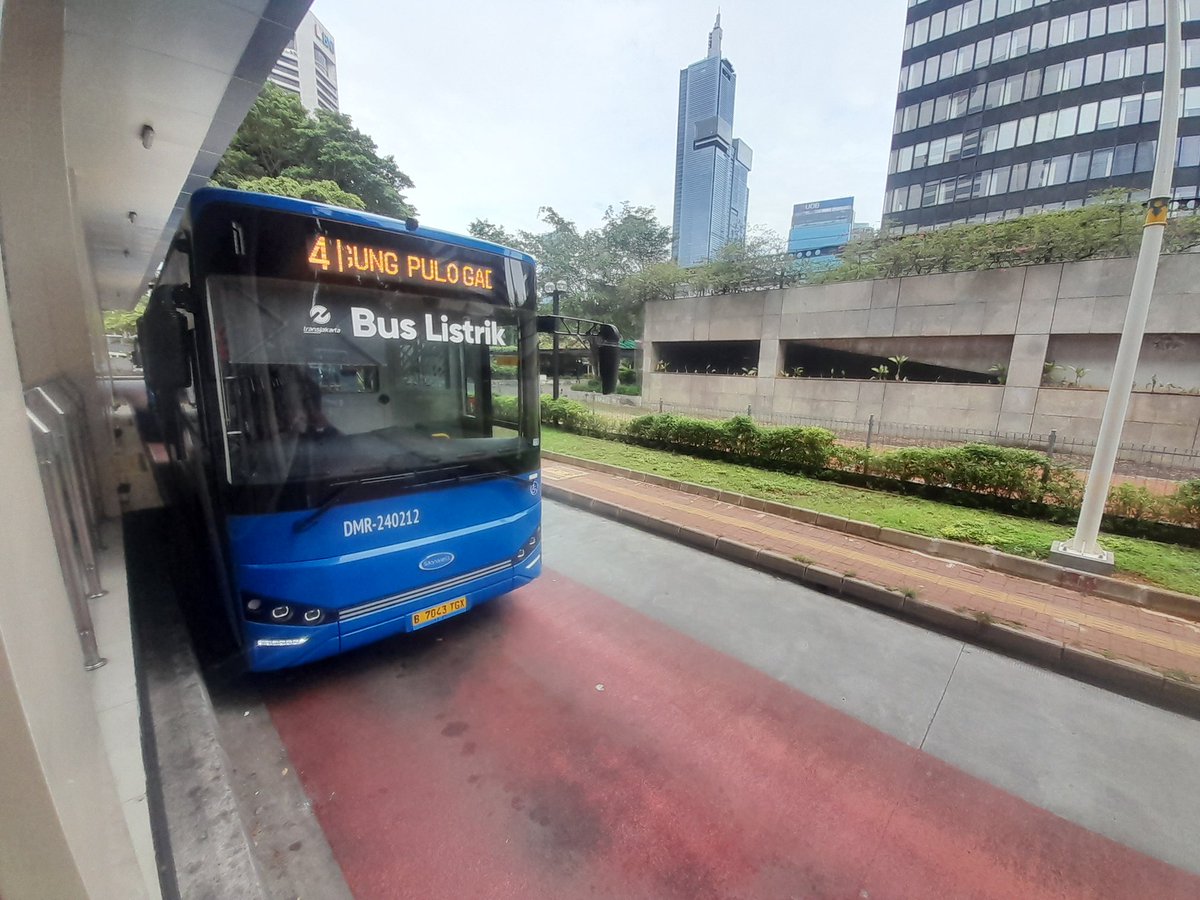 wira1517's tweet photo. Transjakarta BRT Bus Listrik (Electric Bus).
#transjakarta 
#busway 
#transportasi 
#busmania 
@PT_Transjakarta 
@txttransportasi 
@txtdrjkt 
@jktinfo_id 
@TransKopaja 
@BuswayFansC 
@DKIJakarta 
@jalur5_ https://t.co/iTa9D4G6ja