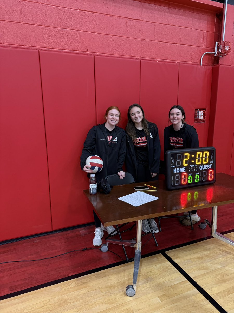 RedHawkVB's tweet image. Things are heating up at our Marist Sportsplex on Night 1 of the RedHawk Invite 🏐🙌 #8thGraders #FutureProgram 💯