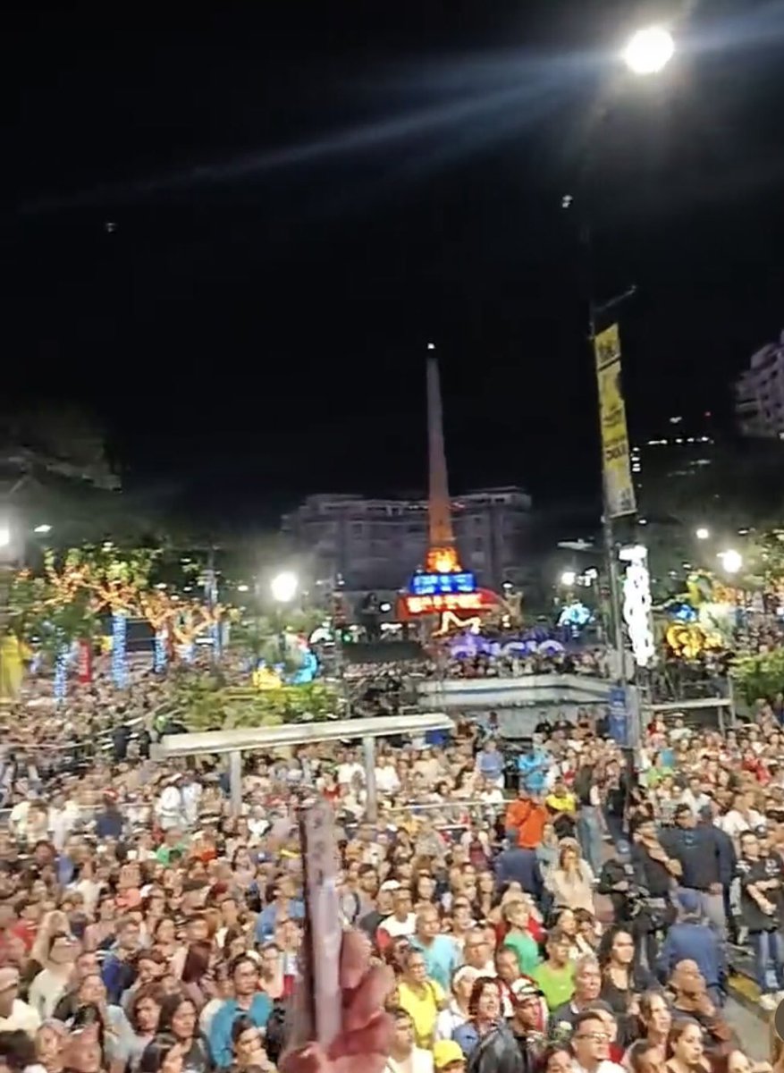 SonPolemicas's tweet photo. La "dictadura" de Maduro obligando a los venezolanos a divertirse en Navidad, los torturan con música, comidas y bebidas toda la noche.
Un "campo de concentración" terrorífico. https://t.co/AxmTNwYEMH