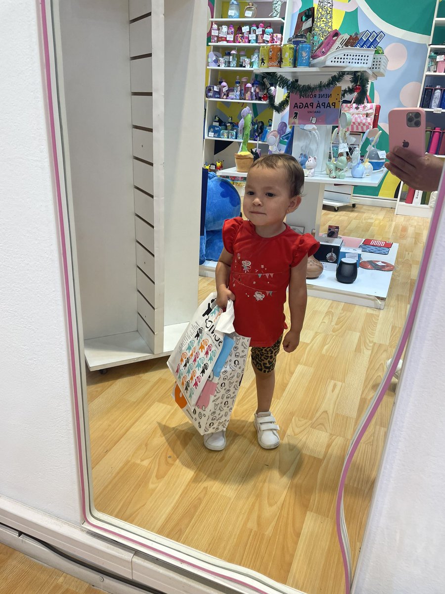 la llevo al centro le
compro la zapatilla que ella quería , sobre eso le compró una funda para su celular quien pudiera ser como la olivia en dominarlo como ella quiere❤️‍🔥gracias por tanto pichón❤️‍🔥