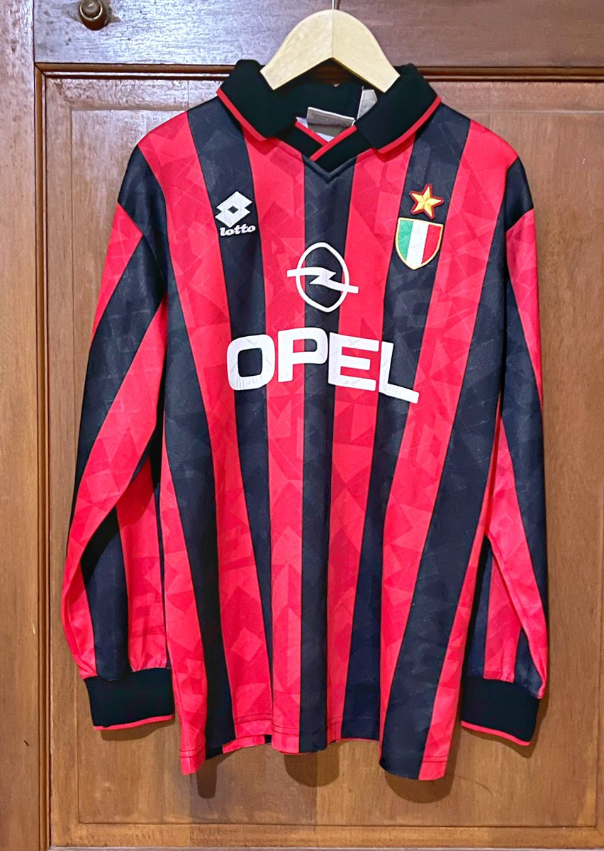 alief_do2's tweet photo. For Sale
Celtic 97/98
Excellent 
Size XL
2.749k
Ac Milan 94/95 
Mint
Size L
Fast response 0811217448
@Jerseyforum #jerseyforsale #jersey4sale https://t.co/3cy8jSJo7b