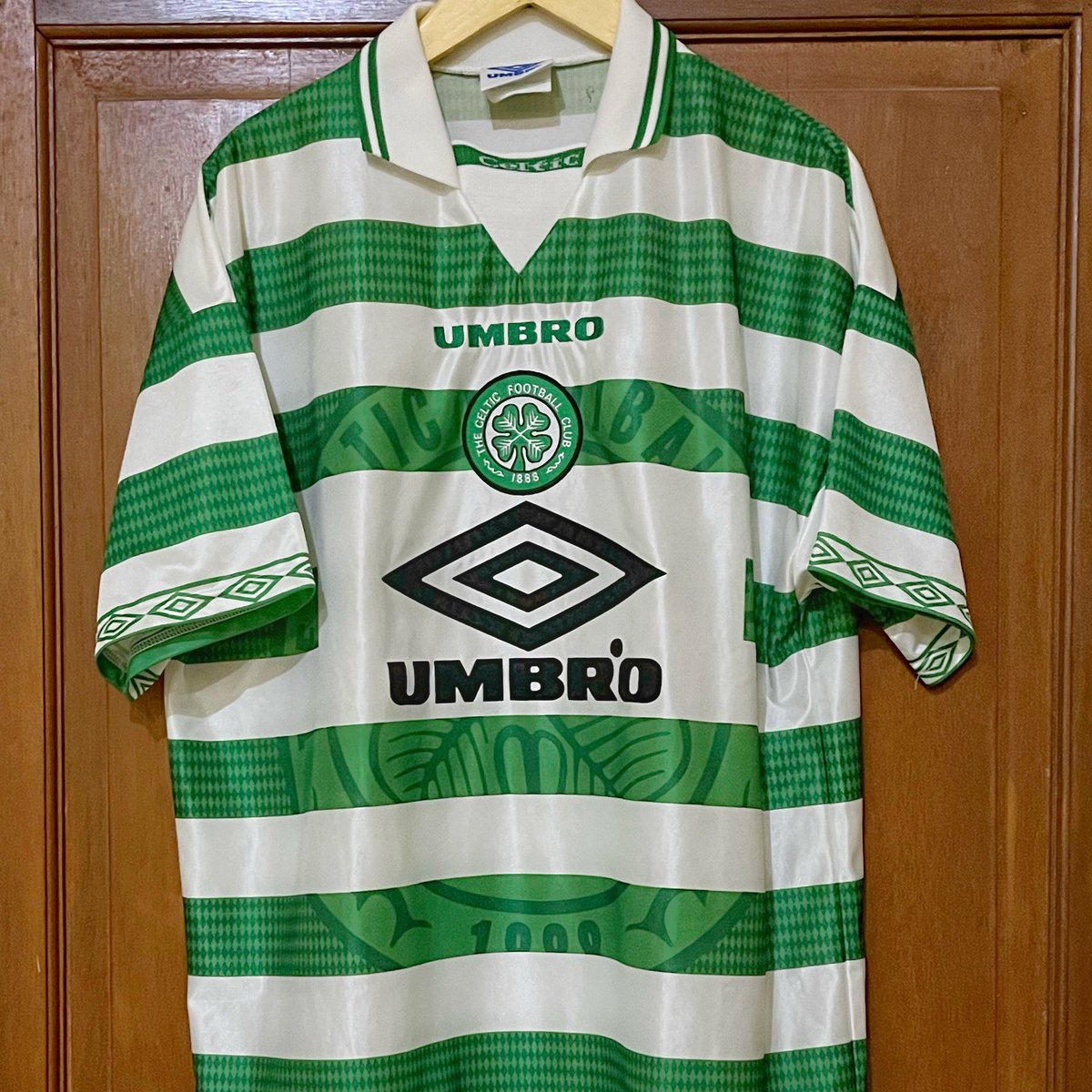 alief_do2's tweet photo. For Sale
Celtic 97/98
Excellent 
Size XL
2.749k
Ac Milan 94/95 
Mint
Size L
Fast response 0811217448
@Jerseyforum #jerseyforsale #jersey4sale https://t.co/3cy8jSJo7b