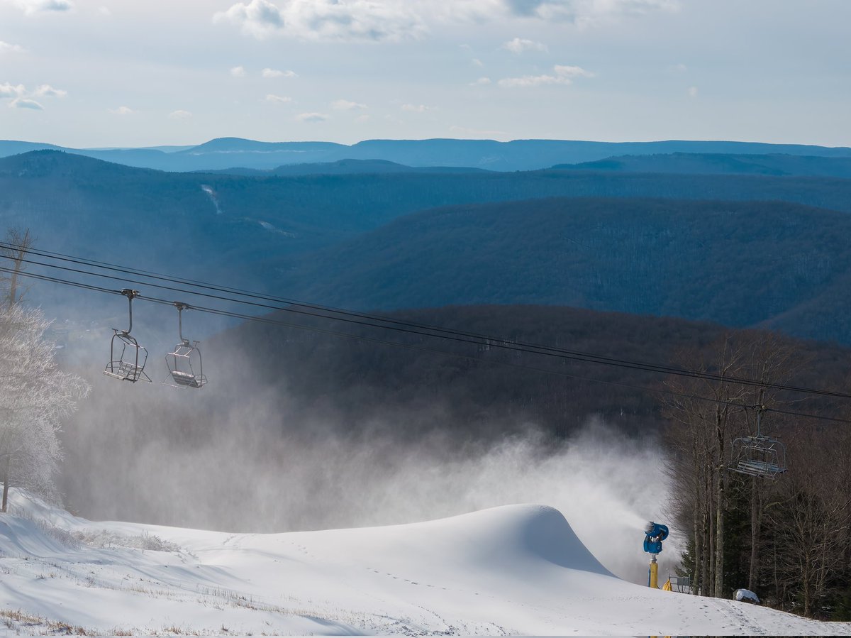 ❄️🐋 Whale sightings have been reported over on the Western Territory. Stay tuned for updates! 

P.S. We'll be dropping the ropes on Logslide and Knotbumper tomorrow. Enjoy! 

#snowshoemtn #snowwhale #skiwv