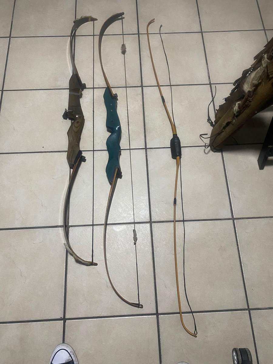 ArcheryHeaven's tweet photo. These bows have been stored like this for 15 years or so. Are they still OK? [by johsny]
  
 #archeryForLife #worldArchery https://t.co/ovUZpYRA1h