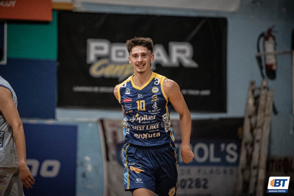 BasquetTotal's tweet photo. #LUBxBT | VOLVIÓ A VER LA LUZ DEBAJO DEL PUENTE

Hebraica y Macabi derrotó cómodamente a Cordon en cifras de 97-77, para quedar 6-3 en la tabla. Gran actuación de Martín Astramskas en el Macabeo.

📝 @JuampiGallulo 
📸 @DamiPintos22 

👉 https://t.co/kSincm8HTw https://t.co/tov1YpjOQf