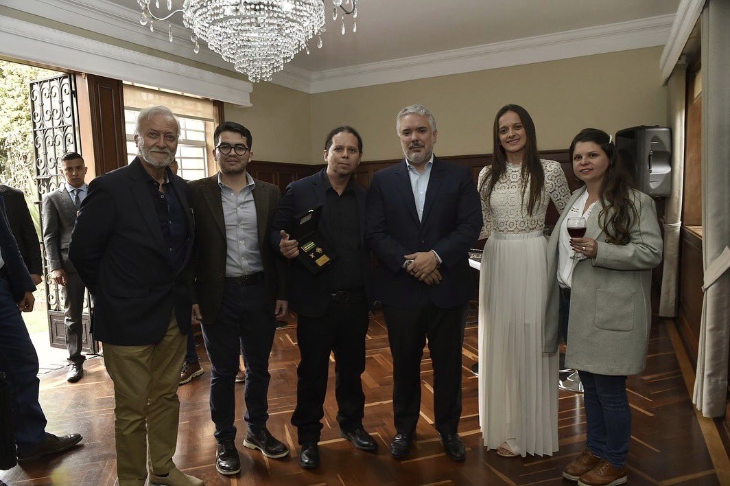 Me alegró acompañar a mi amigo y talentoso artista santandereano, Edwing Soler, en la presentación de su exposición en la <a href="/casadesantander/">Casa de Santander</a> en Bogotá. 

Edwing fue el pintor que elegí para el retrato presidencial que, por tradición, se ubica en el Hall de Expresidentes de la Casa