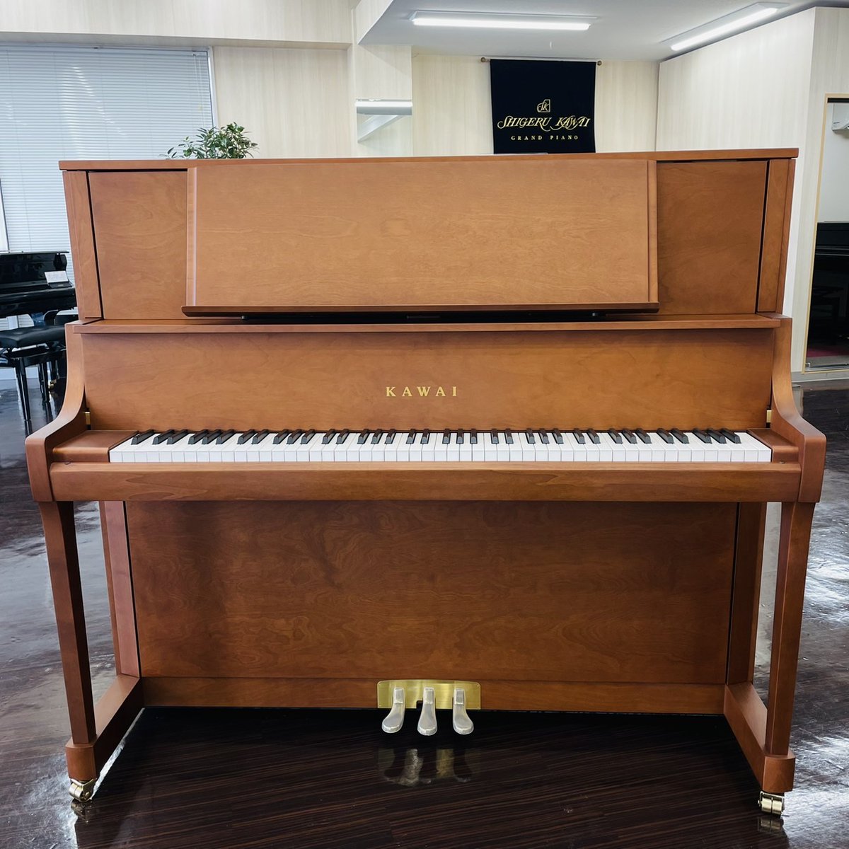 新しいピアノが入荷しました🎹 「K-700 アンバーバーチ」 アップライト